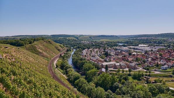 links die Enz, rechts im Hintergrund der Neckar