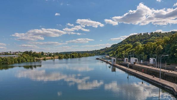 Blick von der Gundelsheimer Schleuse flussaufwärts