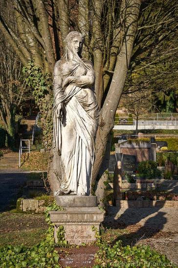 auf dem Friedhof