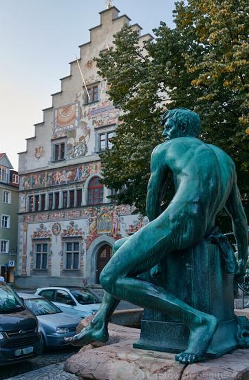 Lindavia-Brunnen mit Blick auf's Rathaus