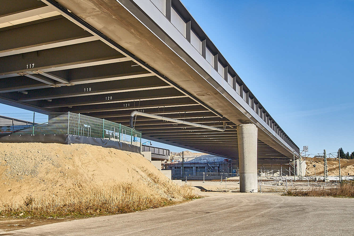 Übergang zur Fahrbahn Land Richtung Weinsberg (Blick vor den Schienen)
