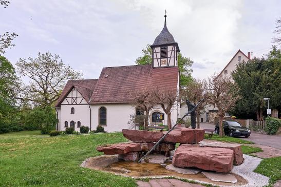 Kirche mit Fährbrunnen