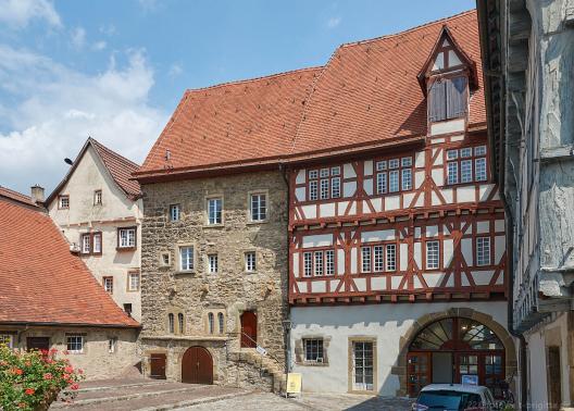 Altes Spital - links das alte Steinhaus von 1246, rechts der Nordflügel von 1421/22