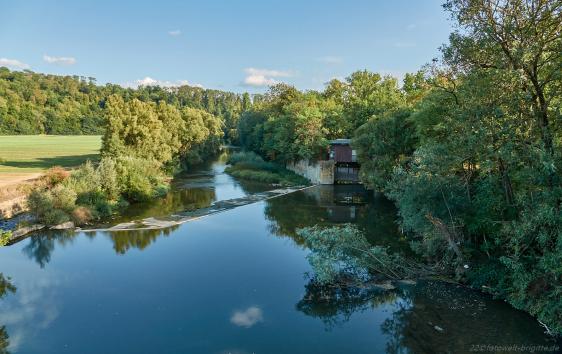 Kocher mit Blick auf Wehr des Salinenkanals