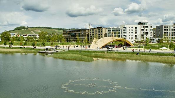 Blick auf Stadtausstellung, Bionischer Holzpavillon und Wartberg im Hintergrund