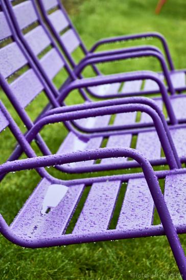Stühle im Regen 2