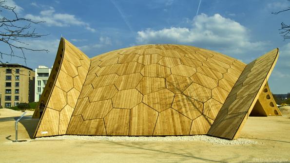 Blick auf Bionischen Holzpavillon