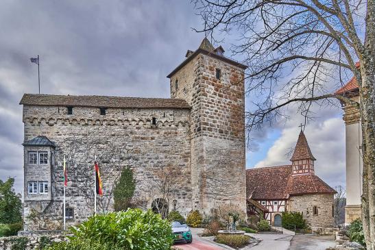 Schildmauer mit Bergfried, rechts die Burgkapelle