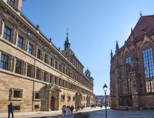 li. das alte Rathaus / re. die St. Sebald Kirche
