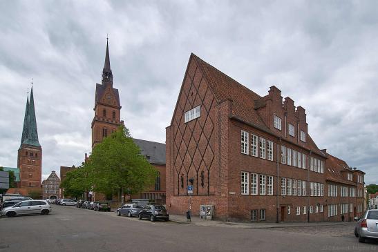 Dom, Herz-Jesu-Kirche, im Vordergrund Gewerbeschule