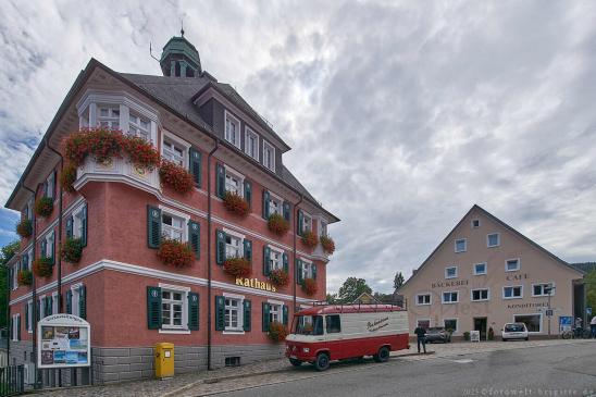 Rathaus, Cafe Wiest im Hintergrund