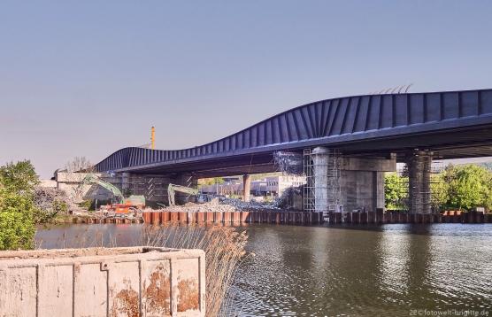 vor und hinter dem Bagger fliesst der Neckar
