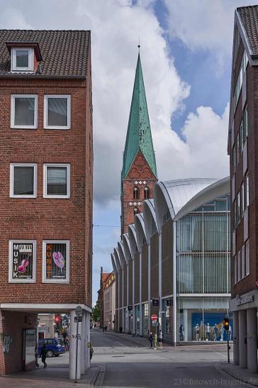 Einkaufcenter, im Hintergrund St. Marien