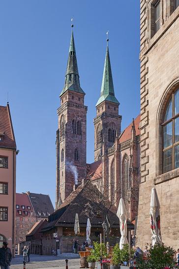 im Hintergrund die Türme von der St. Sebald Kirche