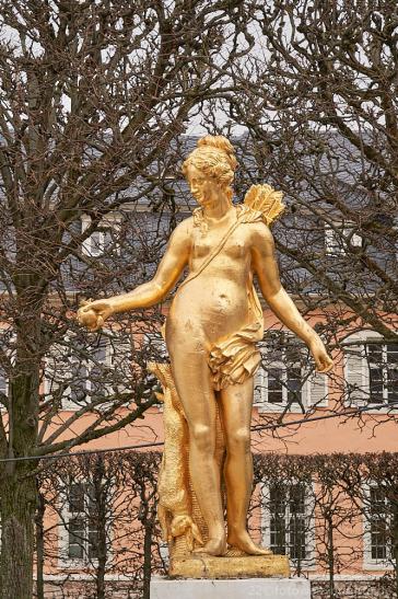 Atalante - Jägerin der Antike - mit goldenem Apfel / von Heinrich Charrasky