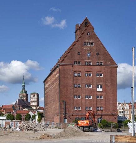 Silo V an der Fährbrücke