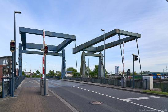 Klappbrücke vom Aussen- zum Innenhafen