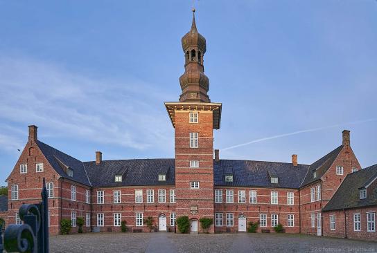 Schloss (Panorama mit 2 Fotos)