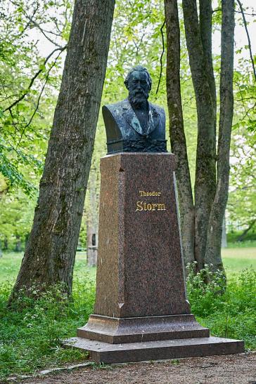 Schloßpark mit Storm-Denkmal