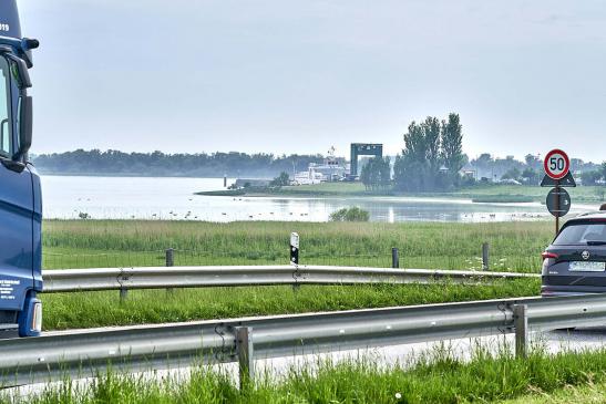 Blick zur Fähre nach Wischhafen