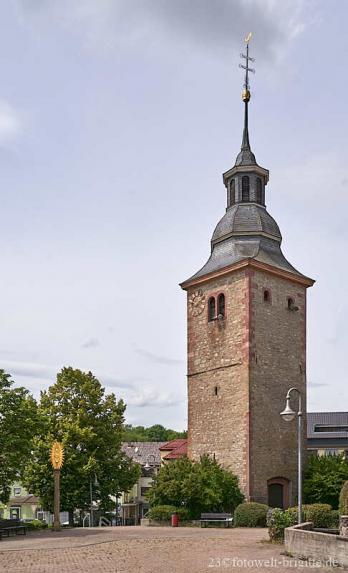 der Kirchturm der alten Kirche