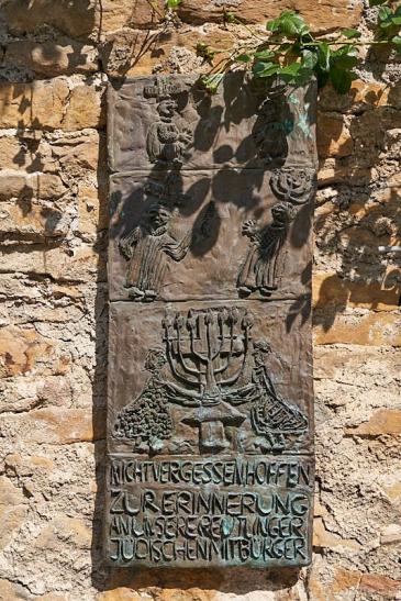 Gedenktafel gestaltet 1987 nach dem Entwurf einer 12jährigen Schülerin