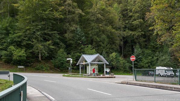 Bushaltestelle und Parkplatz