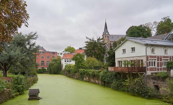 Mühlgraben mit Turbinenhaus im Hintergrund