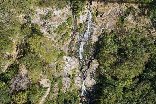 links laufen wir den Wasserfall hinunter und auf der rechten Seite wieder hoch