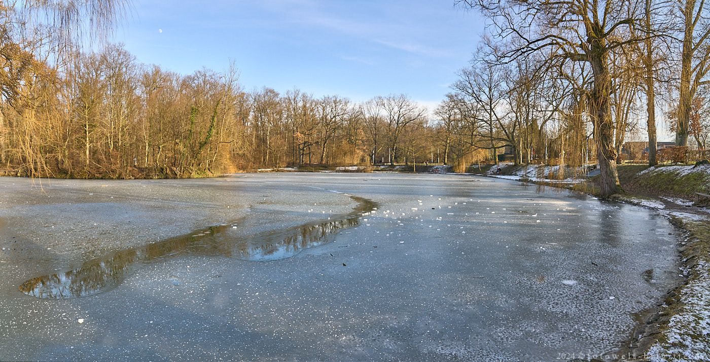 Schachtsee mit Eisschicht