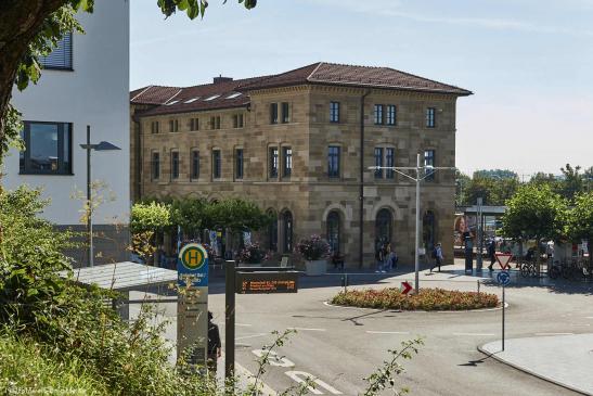 Blick zum Bahnhofsgebäude mit Vorplatz - Neckarsulm