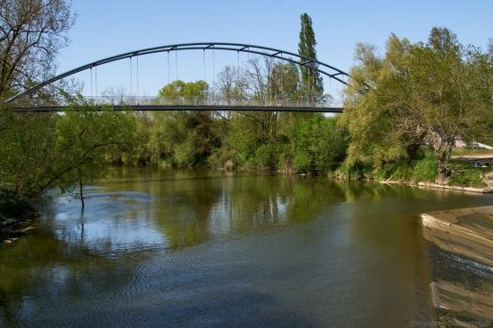 Blick auf Radwegbrücke über Kocher