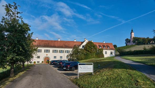 Schloß Maurach mit Kirche Birnau im Hintergrund