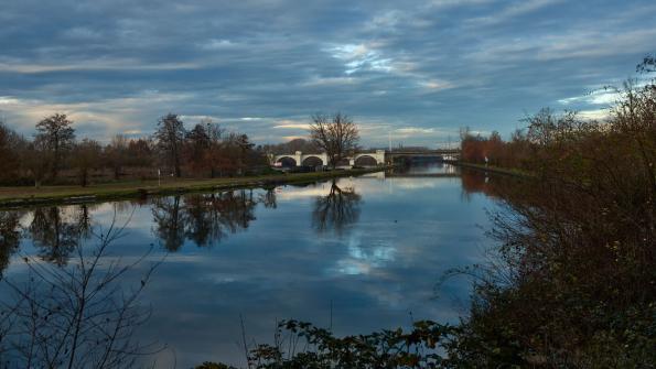 Neckarkanal im Hintergrund alter Neckar, Blickrichtung Neckarsulm