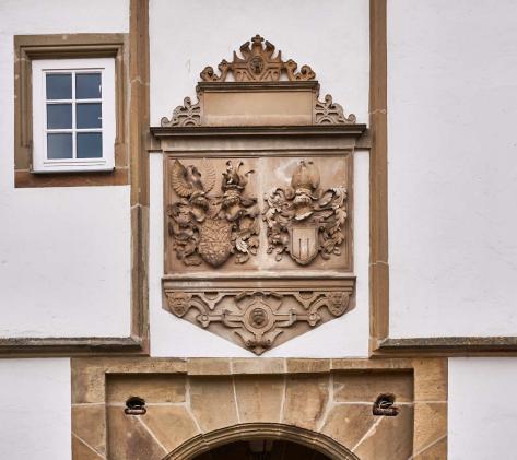 über dem Eingang zum Innenhof