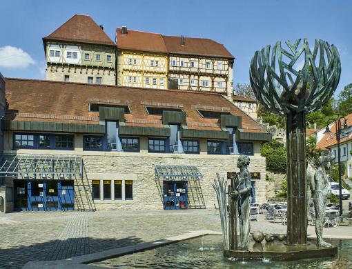 Talheim: Jahreszeitenbrunnen und Blick auf das Obere Schloss