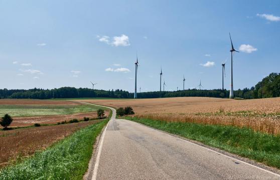 entlang dem Windpark