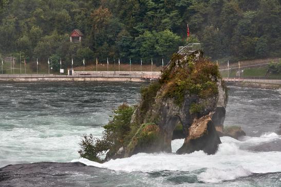 erster Blick auf den Rheinfallfelsen von der Brücke aus